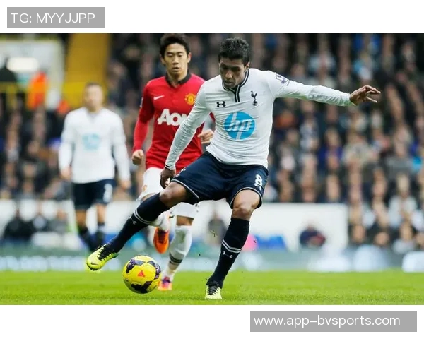 热刺边卫波罗被球迷电子烟砸中后捡起假装抽烟引发热议