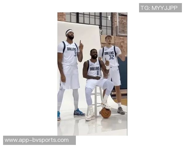 独行侠训练照曝光弗拉格与安东尼戴维斯激烈对抗展现竞争精神 独行侠训练照曝光弗拉格与安东尼戴维斯激烈对抗展现竞争精神